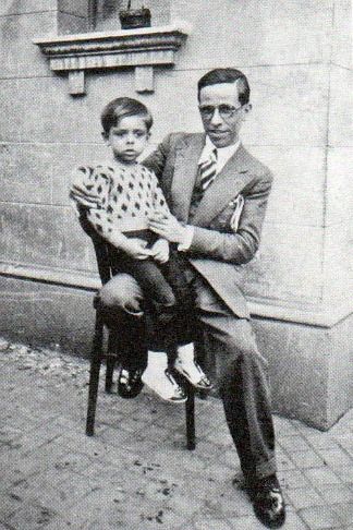 Arias con su hija. / Archivo familiar de José Luis García Herrero.