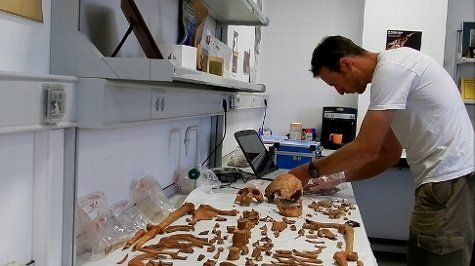 Derek Congram, antropólogo forense que trabaja voluntariamente en el laboratorio de Ponferrada (fotografía cedida por la ARMH)