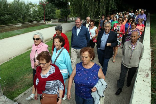 Antonio Silván de paseo saludable a orillas del Bernesga con las personas mayores