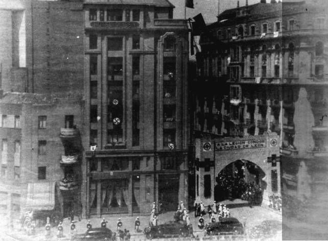 Imagen de la Plaza de Santo Domingo, con el Hotel Oliden flanqueado por la Guardia Mora de Franco, en la despedida de las tropas aéreas nazis, en una escena poco conocida.