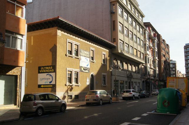 Fachada a la calle Suero de Quiñones de León, en pleno Camino de Santiago.