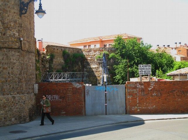 Zona de la calle Era del Moro en el que ha ocurrido el suceso y que el PP en el Ayuntamiento pretendía hacer peatonal para recuperar la visión de la muralla.