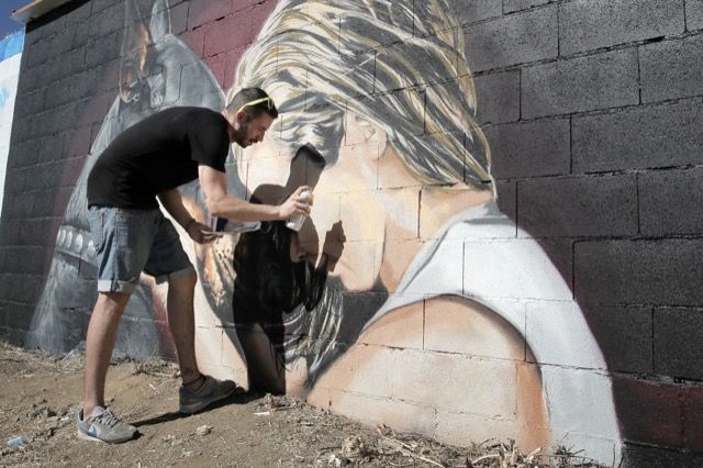 Peio García / ICAL Un grupo de grafiteros pinta el muro de la Protectora de Animales de León