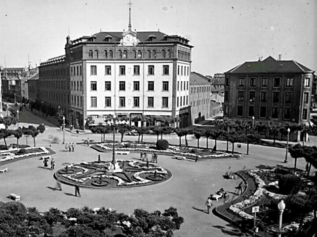 El edificio de los Agustinos, en la ya plaza de Calvo Sotelo en los cincuenta (antes plaza de la República) y luego de la Inmaculada. Foto: Fundación Banca Fernández-Llamazares
