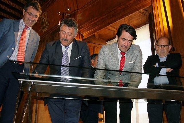 El presidente de Gersul, Ángel Calvo (CI), y el consejero de Fomento y Medio Ambiente, Juan Carlos Suárez-Quiñones (CD), firman un convenio para la construcción del nuevo vaso del Centro de Tratamiento de Residuos (CTR) de San Román de la Vega (León)