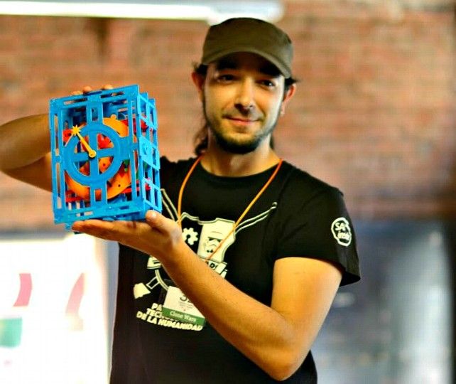 Guillermo Quiroga, de KiroLab, ganador del primer premio nacional de impresión 3D con su reproducción del mecanismo de Anticitera. Foto: Juan Manuel Amuedo