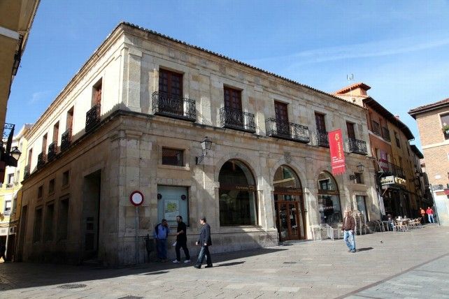 Casa de las Carnicerías, antigua sucursal de Caja España, en la Plaza de San Martín de León. / reddejuderias.org
