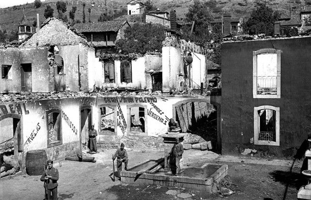 Una rara imagen de La Pola de Gordón destruida en octubre de 1937 y ocupada por el Ejército franquista. Fotografía: Manuel Martín de la Madrid. Centro Documental de la Memoria Histórica.