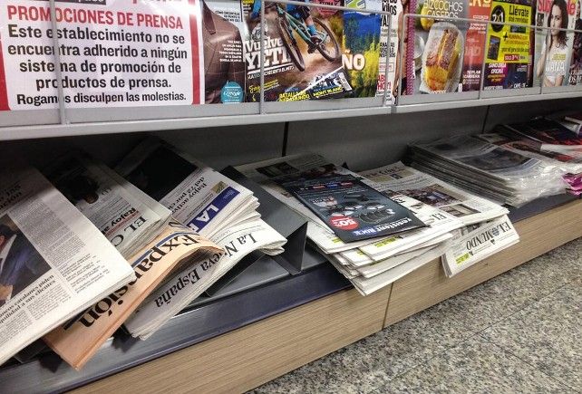 Ejemplares de periódicos y revistas un domingo en las baldas de un autoservicio de León capital. 