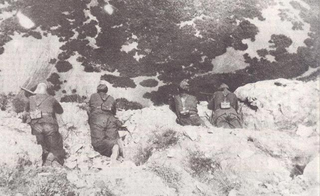 Soldados del Ejército Nacional bajo el mando de Franco, en Barrios de Luna en el Frente Norte 