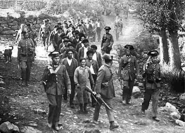Una columna minera detenida por la Guardia Civil en la Revolución de Octubre de 1934.