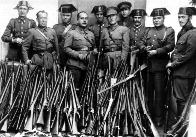 Guardias civiles y militares con armas requisadas en la Revolución de Octubre de 1934.