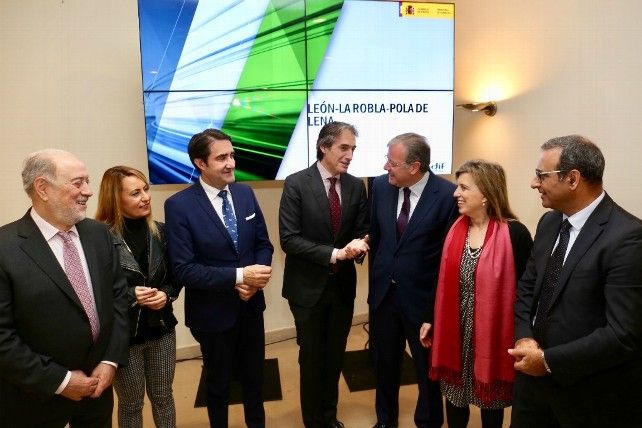 Un momento de la presentación hoy en Asturias de los planes ferroviarios de alta velocidad que afectan también a León.
