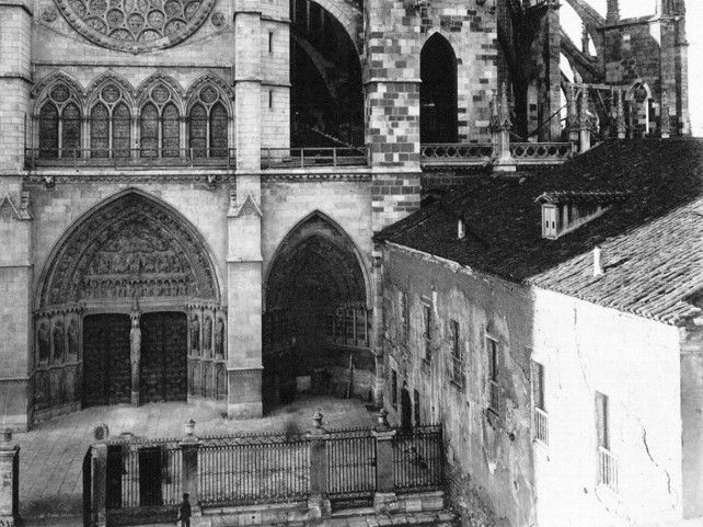 A la derecha de la Catedral se aprecia cómo era el edificio anexo antes de su polémico derribo. Detrás del inmueble aparecieron restos de gran valor.