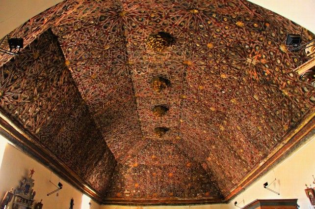 Impresionante la forma de artesa inversa la de la techumbre de esta iglesia parroquial.