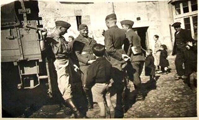 Los militares nazis junto a los expectantes niños y adultos leoneses en otro punto de la Plaza del Grano.