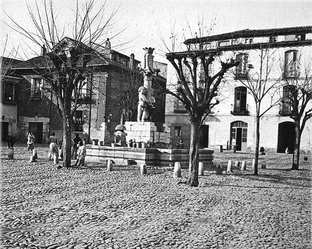 La Plaza del Grano a comienzos del siglo XX, con la fuente desplazada respecto al día de hoy, y la piedra que algunos se empeñan en datar en 1989.