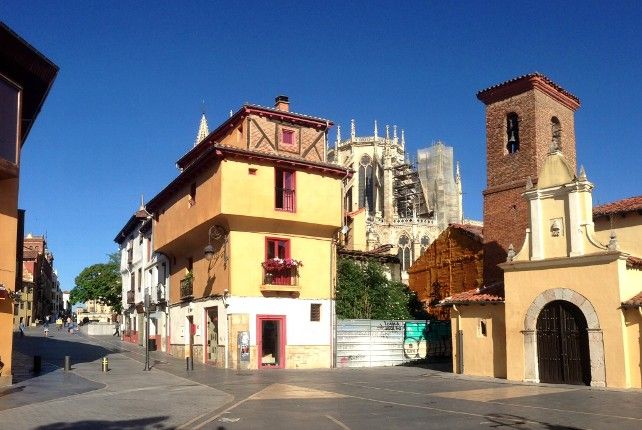Imagen de la peculiar vivienda, recién restaurada, detrás de la Catedral y junto a la iglesia de San pedro, que podría ser la más vetusta de la capital.