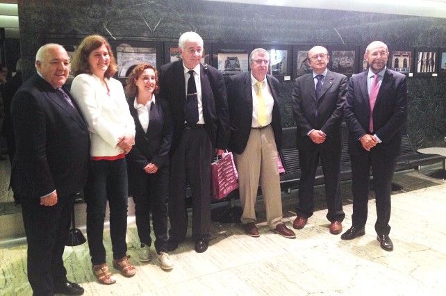 Los ponentes del Congreso del Milenario del Fuero de León posan en 'foto de familia' al finalizar el mismo.