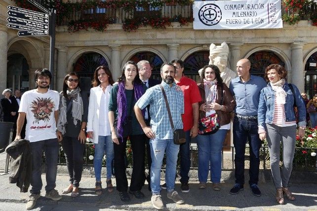 Los alumnos y profesores del Centro de los Oficios de León con la nueva escultura del rey Alfonso V. Foto: Carlos S. Campillo / ICAL