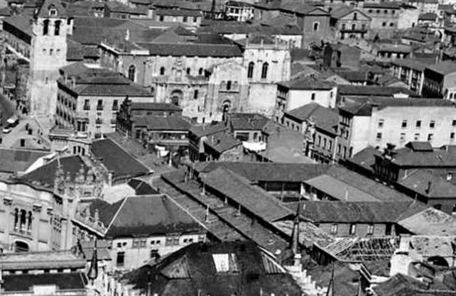 Cuartel del Cid, el edificio cuadrado con patio a la derecha, en una imagen aérea de finales de los años cuarenta.