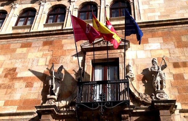 Las banderas de la puerta del Palacio de los Guzmanes, sede de la Diputación de León. Foto: Uribe.
