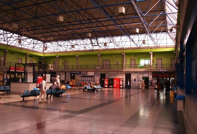 Interior de la estación de autobuses de León, con alguno de los muchos peregrinos que la frecuentan.
