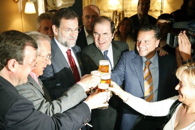 Morano brindando con Juan Vicente Herrera, Mariano Rajoy, Antonio Silván, Mario Amilivia e Isabel Carrasco en las elecciones de 2007. / Eduardo Margareto / ICAL