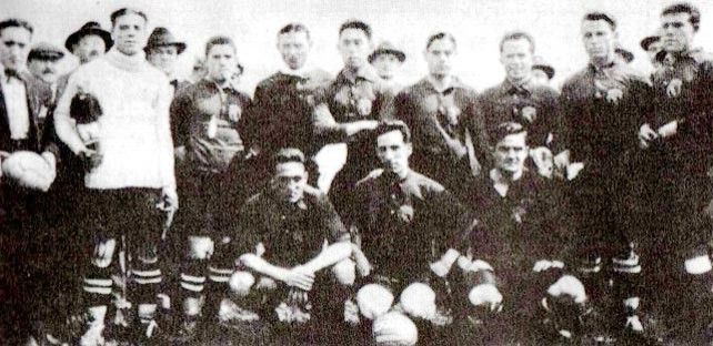 Joaquín Heredia (izquierda, con el balón) como directivo de la  RFEF en 1922; España ganó 0-4 a Francia. Foto: equiposdefutbol2.blogspot.com.