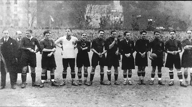 Joaquín Heredia Guerra, a la izquierda, con la selección de  Zamora, Samitier y Monjardín que ganó 0-3 a Francia. Foto: La Voz de San Sebastián (Hemeroteca Nacional)