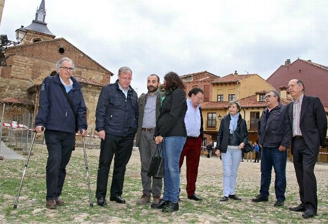 El alcalde de León, Antonio Silván (CI), visita las obras de la Plaza del Grano acompañado por el arquitecto Ramón Cañas (I) y la concejala Ana Franco.