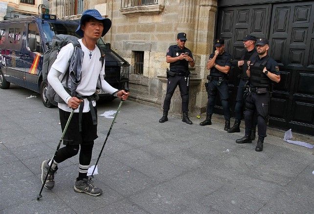 Peio García / ICAL La Policía registra desde primera las dependencias municipales en Astorga y retiene a varios cargos públicos