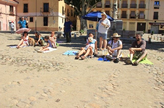 Los 'guardianes' de la Plaza del Grano, una quincena, hoy protestando por la "playa" que ha dejado el proyecto del Ayuntamiento de León.