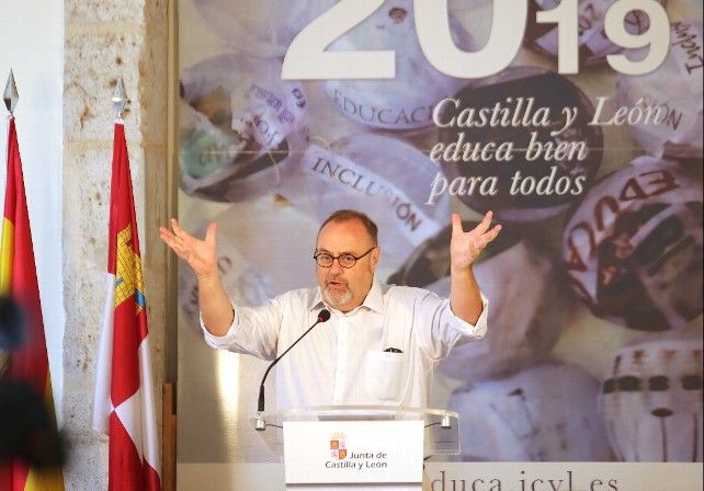 El consejero de Educación de la Junta, Fernando Rey, presentando el nuevo curso escolar 2018-2019 hoy en Valladolid. / Leticia Pérez / ICAL 