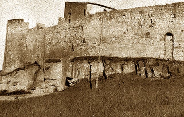 La muralla de Zamora en el siglo XIX con la portilla de Vellido Dolfos cegada (derecha).