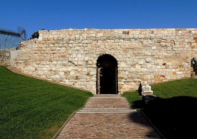 Portilla de la Lealtad de Zamora por el interior de la muralla. Foto: BorjaAnimal CC-BY 4.0.
