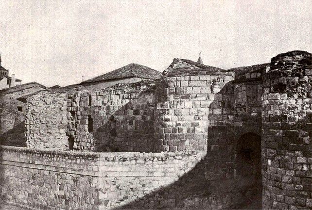 Restos del Palacio de Doña Urraca en Zamora, según una foto antigua de Laurent.