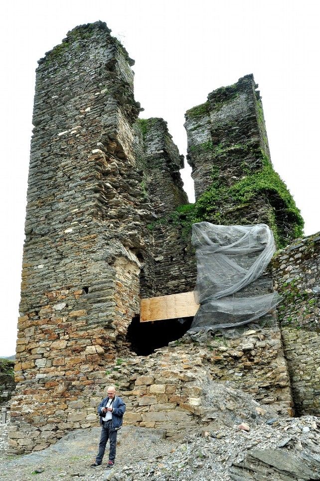 El derrumbe de una esquina puso a la torre del homenaje en la 'UCI' del patrimonio