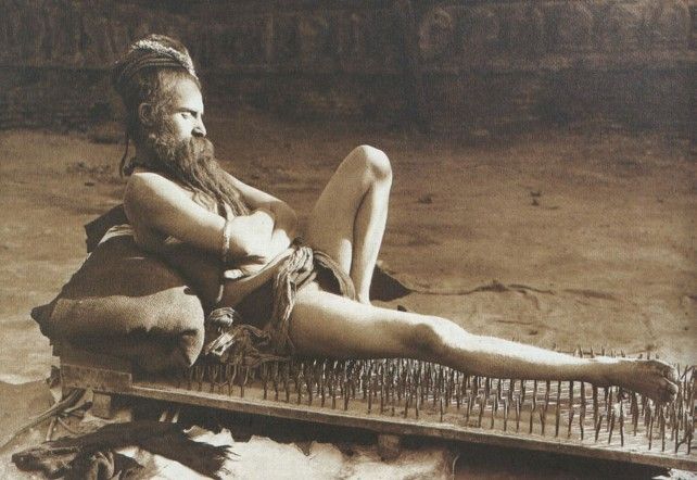 Faquir en una cama de clavos en la India de 1907. Fotografía: Herbert Ponting / Wikimedia.