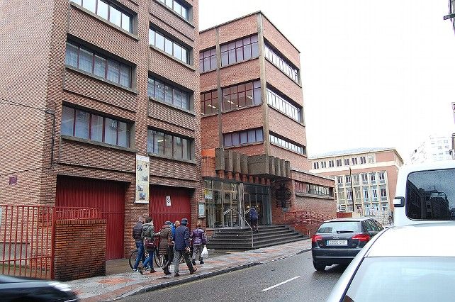 Biblioteca Pública de León, situada en la Calle Santa Nonia. 