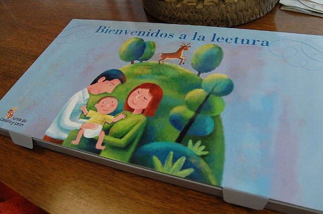La Biblioteca Pública de León ofrece un estuche como regalo para los socios recién nacidos. 