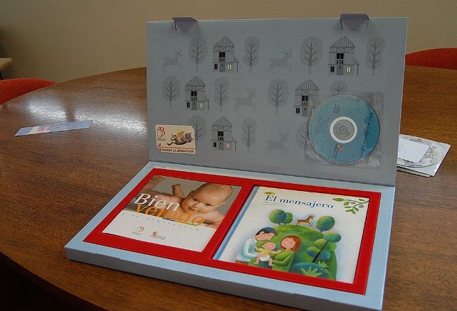 La Biblioteca Pública de León ofrece un estuche como regalo para los socios recién nacidos. 