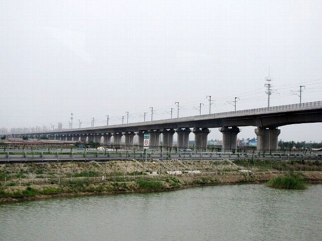 Viaducto en la línea Beijing-Shanghái. Foto: Wuyouyuan / Wikimedia Commons.