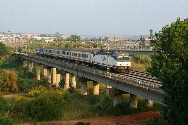 Puente sobre el río Llobregat en Martorell. Foto: Luis Zamora / Ferropedia.