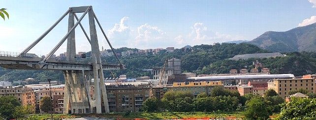 Puente Morandi en Génova, tras el derrumbe. Foto: Michele Ferraris / Wikimedia Commons.