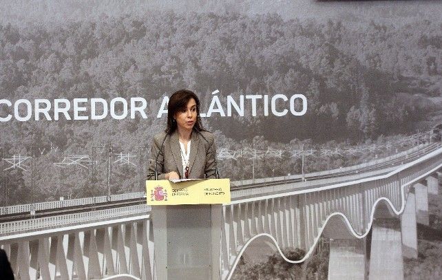 La presidenta de Adif, Isabel Pardo, durante su intevención en el acto de presentación del Corredor Atlántico que preside el ministro en Madrid. /  Juan Lázaro / ICAL 