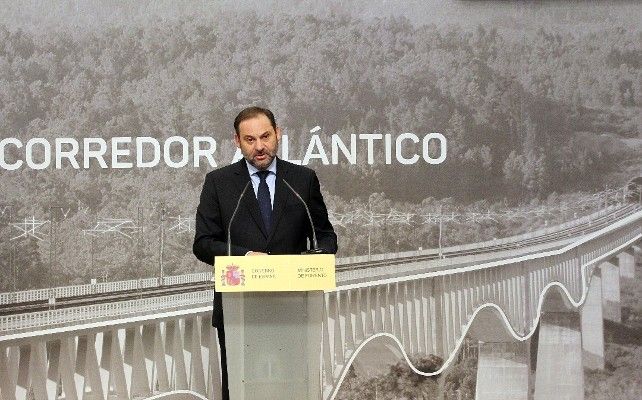 El ministro de Fomento José Luis Ábalos, durante su intervención en el acto de presentación del Corredor Atlántico. / Juan Lázaro / ICAL 