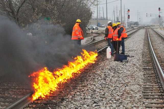 Los operarios del metro de Chicago prendiendo fuego a las agujas para evitar que se hielen y dejen de funcionar. Foto: Metra.