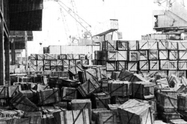 La descarga de cajas en el puerto de Vigo de los 'Stuka' nazis que se montaron en León.