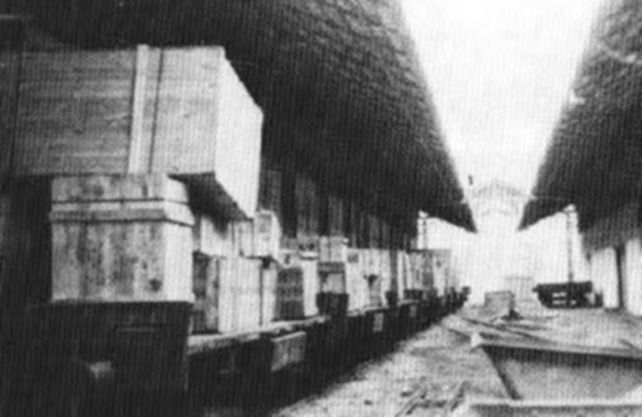 Así se transportaban las cajas de los aviones de la Legión Cóndor en el Ferrocarril de Galicia.